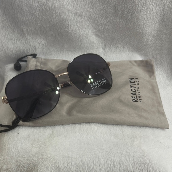 Kenneth Cole Reaction Gold and Black Sunglasses - Picture 1 of 4